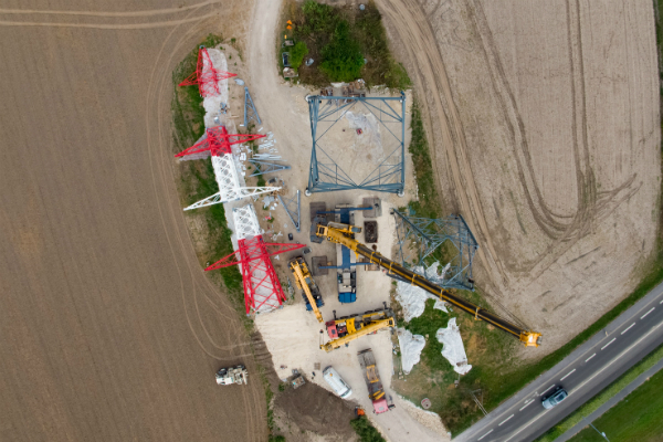 Les travaux ont consisté à remplacer 16 pylônes sur les 49 existants et 180 km de câbles. © RTE